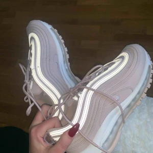  - Säljer ett par nike air max 75 storlek 38.5 aldrig använda pågrund av de är för små i storleken och fick de som present. 