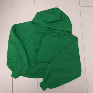  - Croppad grön hoodie