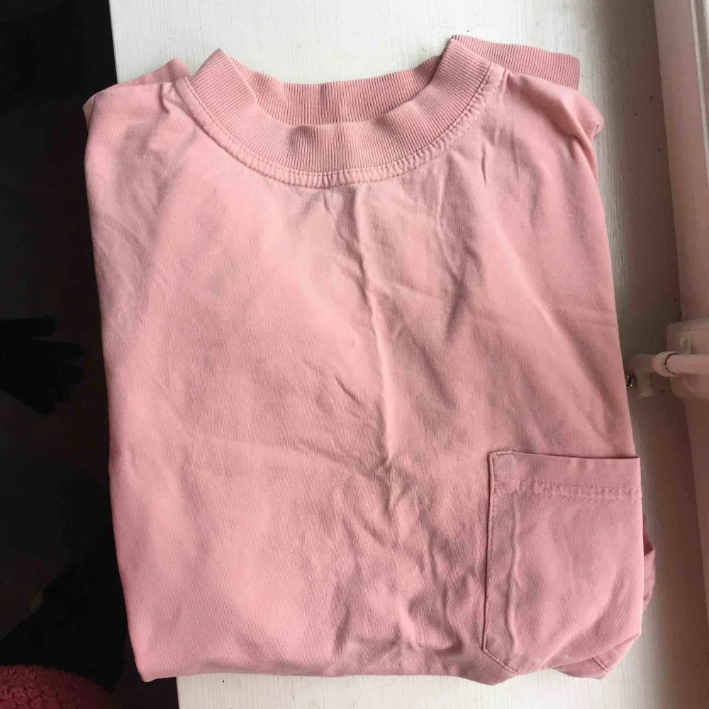 Jättehärlig rosa tröja med bröstficka, typ L-XL men är en XS-S och har använt den som oversize med uppvikta ärmar typ.. Toppar.