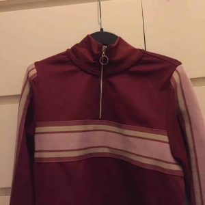  - Kofta med polo och dragkedja 