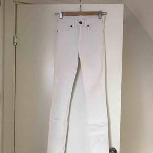 Vita högmidjade jeans från Dr Denim. Använda ett fåtal gånger. 