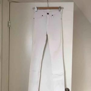  - Vita högmidjade jeans från Dr Denim. Använda ett fåtal gånger. 