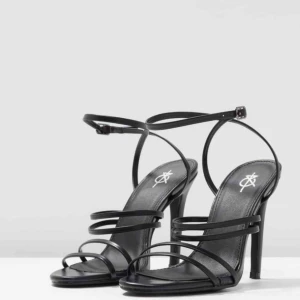  - Oanvända Klackskor säljes. Säljes pga knäskada, konstläder. Klackhöjd: 10,5cm, strl: 38  Nypris 499kr. 