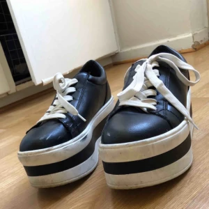  - Använda 2 gånger. Dom är jättefina men har alldeles för mycket skor och behöver bli av med en del. 