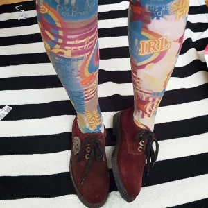  - Superfina vinröda mockaskor i mycket fint skick. 