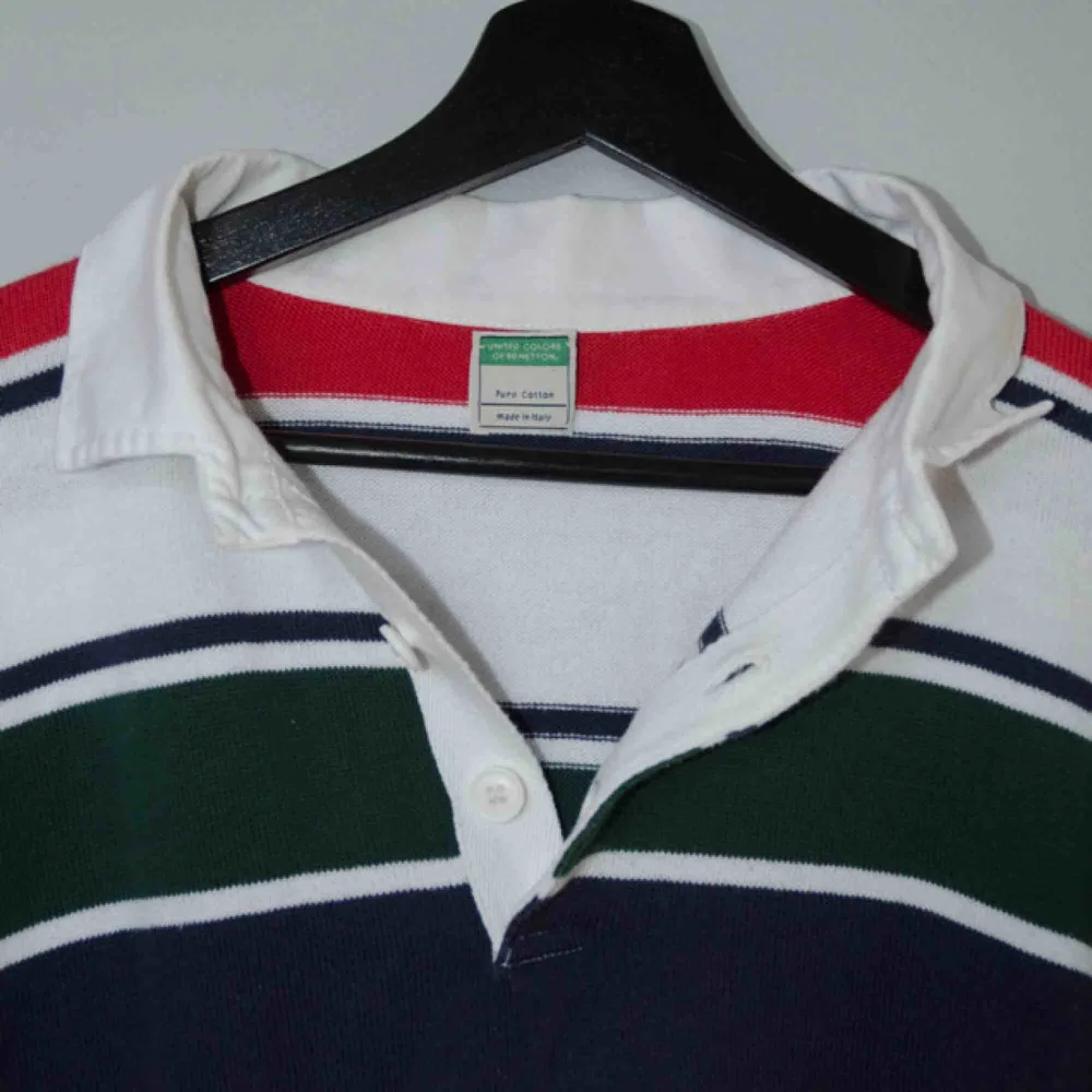Säljer en vintage randig Benetton rugby tröja!  Size: L (saknar tag, drop shoulders) Cond: 8/10 (mycket bra vintage skick). Tröjor & Koftor.