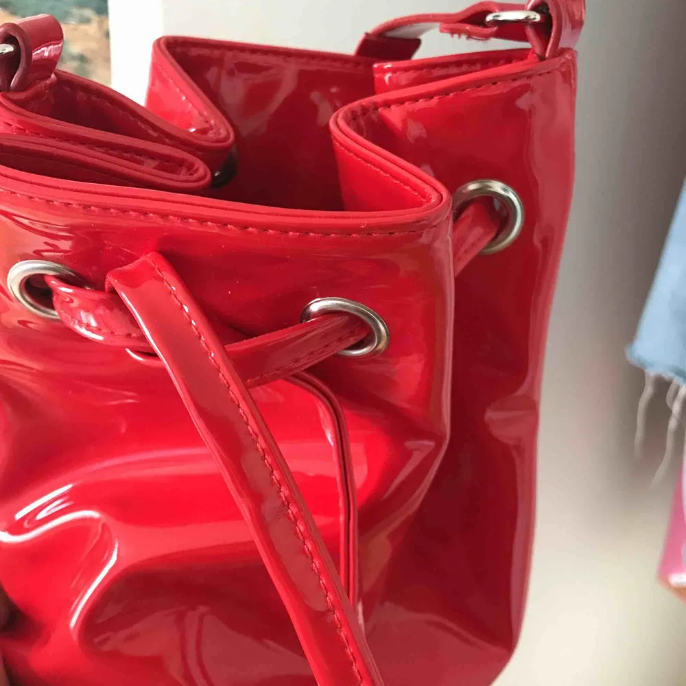 Röd lackväska från Monki!!! 🤠🔥. Väskor.
