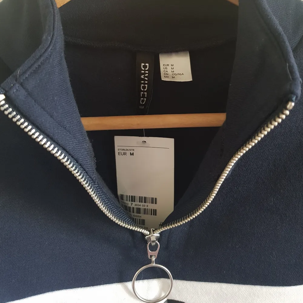 Super cool sweatshirt, kinda reminds me of the Tommy Hilfiger style 😎 Never used, tags still on. Size M although fits as well. Can meet up in Tcentralen or Täby.. Hoodies.