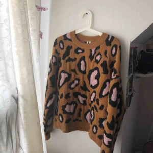  - Säljer en otroligt mysig och skön tröja ifrån Nelly, säljer pga av att den inte har kommit till användning, frakt tillkommer på 59kr, hojta till om du är intresserad💓💓