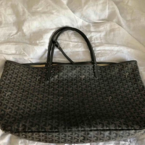  - Äkta Goyard väska ! (Frakt 100kr)Köpt för ett år den av en annan användare här på plick. Priset kan diskuteras med tanke på defekterna som bara syns på nära håll så som färgfläckar inuti och slitningar utanpå. Ny: ca 18 000kr 
