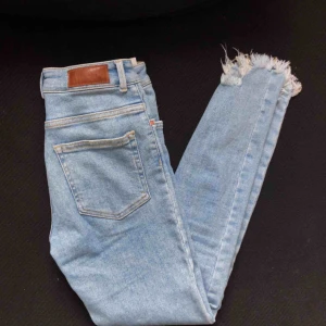  - Skitsnygga jeans från BikBok men säljer pga att de tyvärr är för stora för mig! Använda 1 eller 2 gånger.  Väldigt stretchiga och sköna. Köparen står för frakt. 