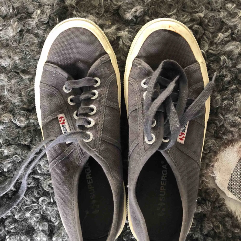 Superga sneakers i mörkgrå. Storlek 37, säljes pga avvänder ej längre. . Skor.