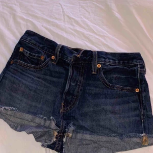  - Ett par väldigt fina Levis shorts som är använde 1 gång. Ni ser riktiga färgen på sista bilden! Köparen står för frakt
