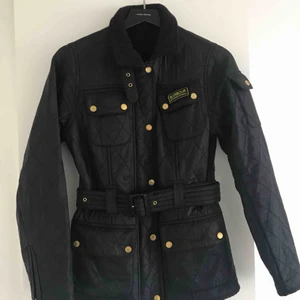  - Fin Barbour jacka som har använts i några månader Storlek 34 Varmfodrad  Nypris 3000kr  Mitt pris 1500kr   Priset går att diskutera!☺️ Frakten står köparen för!