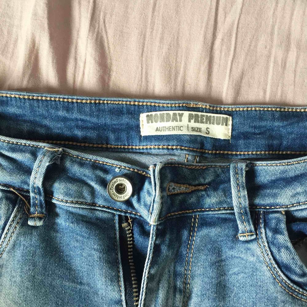Slitna jeans från Monday premium, storlek S. De är använda typ 1/2 och helt nytt skick 💞  Säljer för jag har inte plats i garderoben hihi.  Frakt kostar 50kr🥀 De har ljusa partier, som får rumpan att se större ut . Jeans & Byxor.