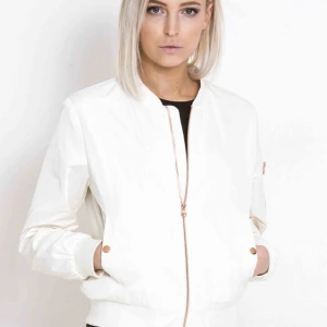  - oanvänd vit tunn bomberjacka med roseguld detaljer. Storlek  XS passar även S :)