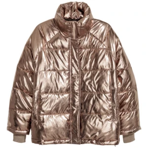  - Guldig fluff jacka, superskön Perfekt som höst &vårjacka Storlek 40 från h&m 150kr Typ lite ljusglittrig i tonen vet inte om den blivit så eller varit så från början Har inte tvättat den så de kan inte vara "urtvättning"