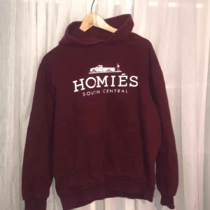  - Vinröd hoodie från Homies South Centrals. Ganska välanvänd men inte trasig någonstans, snöret till luvan fattas. 