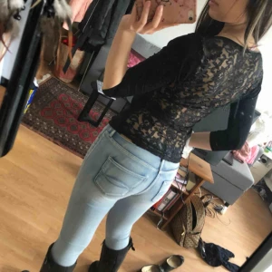  - Tröja med spetsrygg