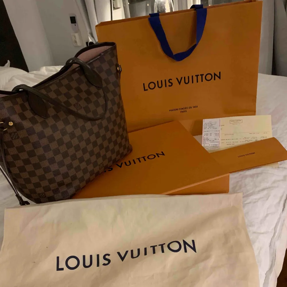 Säljer min knappt använd Louis Vuitton. Köpte den i somras, den är som ny har använd den endast 2-3 gånger. Köpte den i Stockholm, kvittot finns. Ny pris 10200kr  Pris kan diskuteras vid snabb affär. . Väskor.