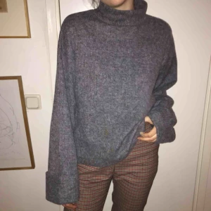  - Stickad tröja med vida, lite längre armar. Inga fläckar. Använd max 5 gr.