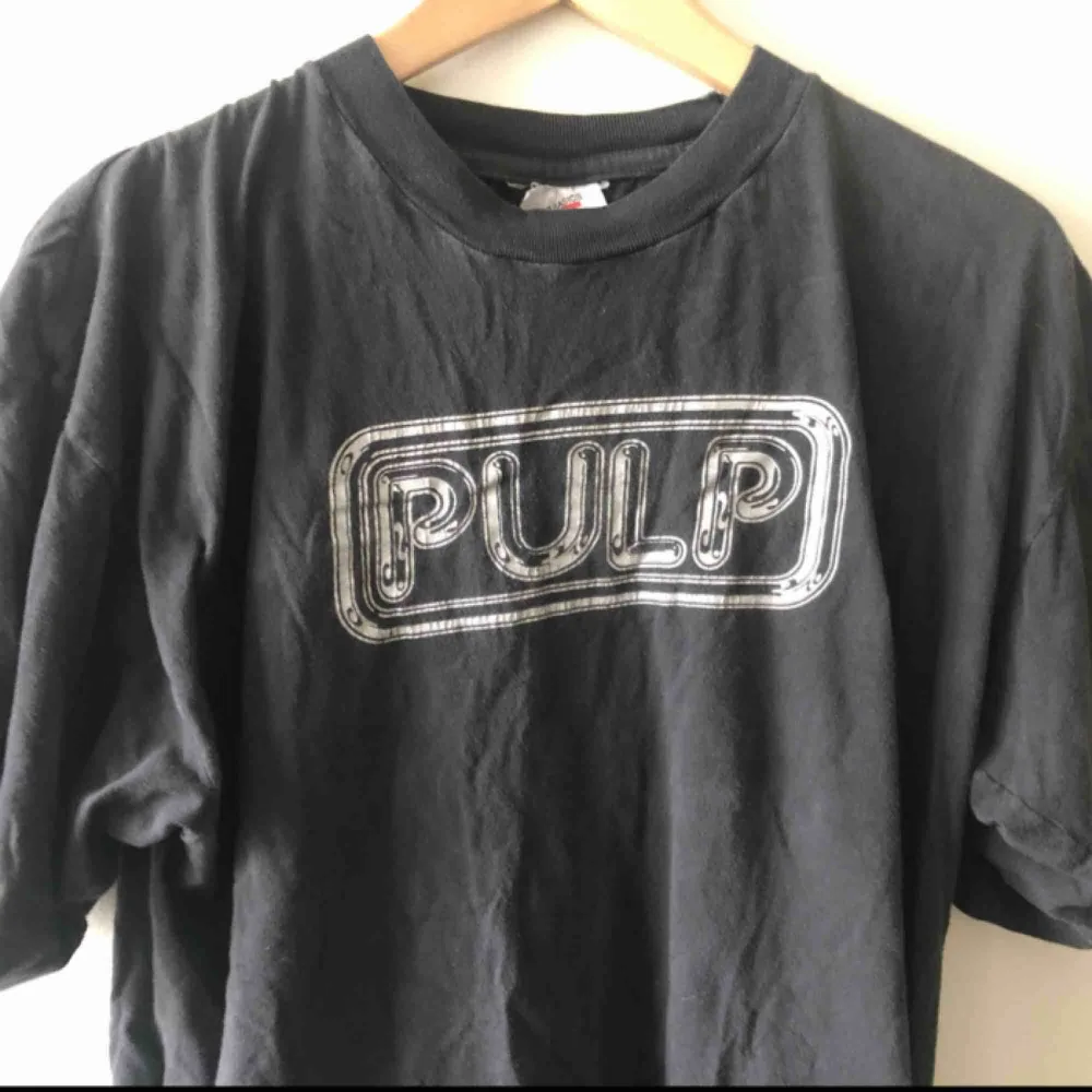 PULP Vintage bandtröja. Snyggt sliten och välanvänd. 90-tal. T-shirts.