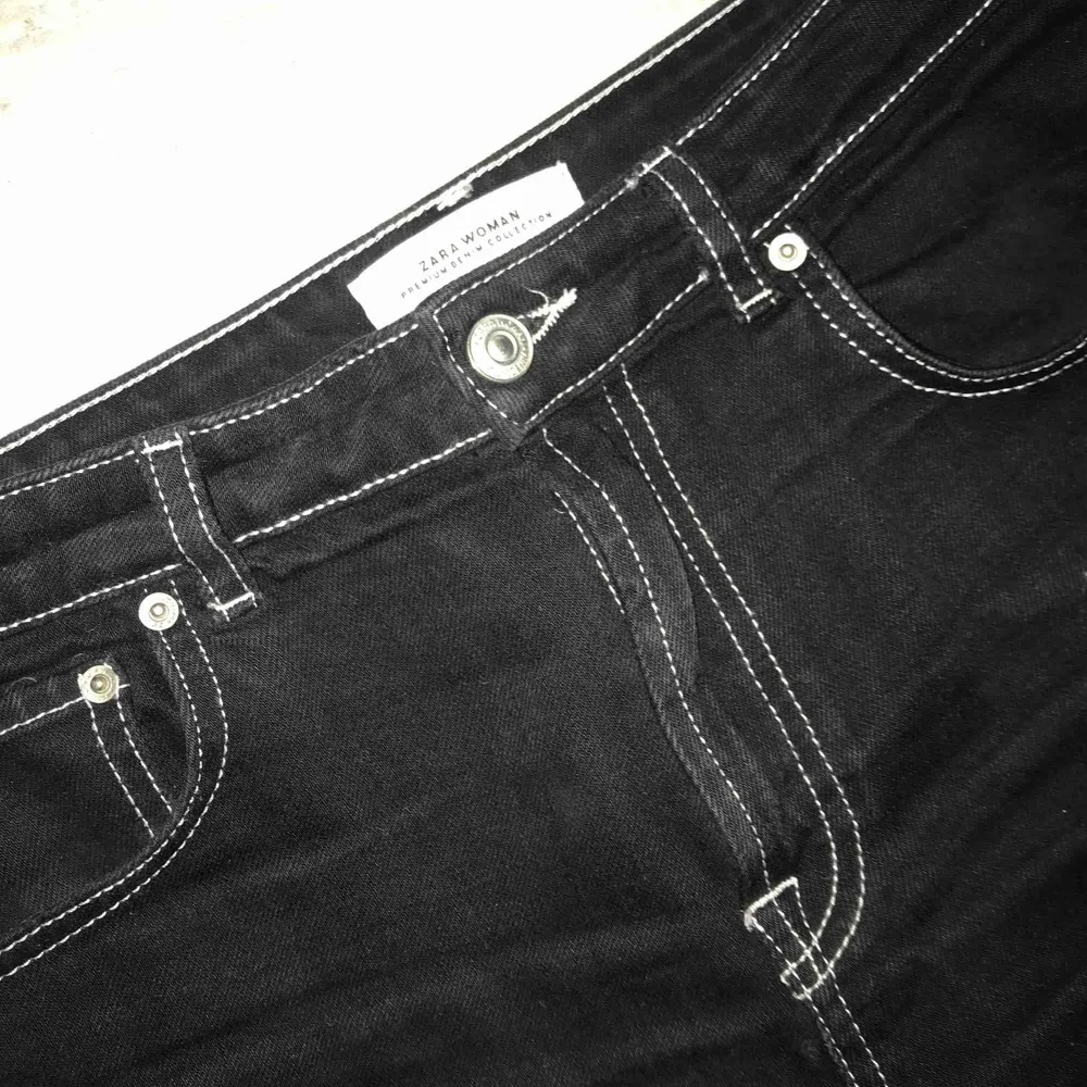 Ett par svarta byxor köpta här på plick som tyvärr var för stora för mig, passar en M/L Med slitna byxben längst ner och vit söm. Sååå fina! Frakt tillkommer🌸 . Jeans & Byxor.