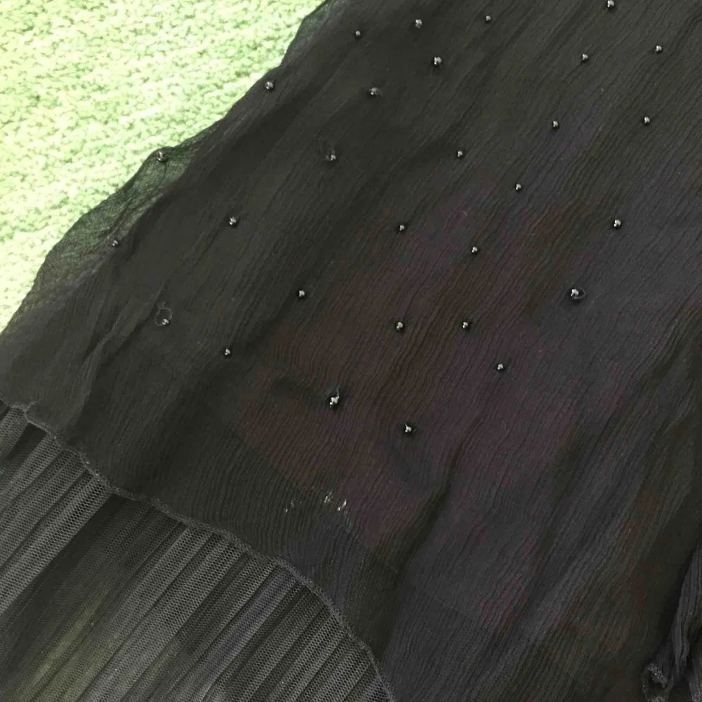 Vacker svart klänning från danska Isabell Kristensen. Fina pärldetaljer och vackert skirt material.. Klänningar.