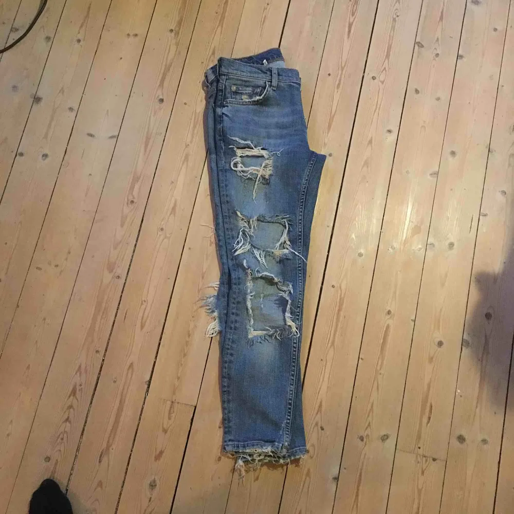 Säljer ett par trasiga jeans från Zara Woman i strl 34. Byxorna är i mycket fint skick men säljer dom då dom är lite stora på mig. Köparen står för frakt o swisch funkar fint😉. Jeans & Byxor.