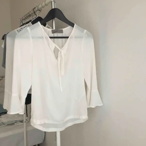  - Blus från Vero Moda i riktigt bra skick med söt detalj frampå. Få gånger använd. 
