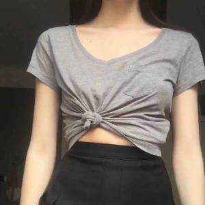  - croppad tshirt. OBS! fraktar ej, möts upp i stockholm💓