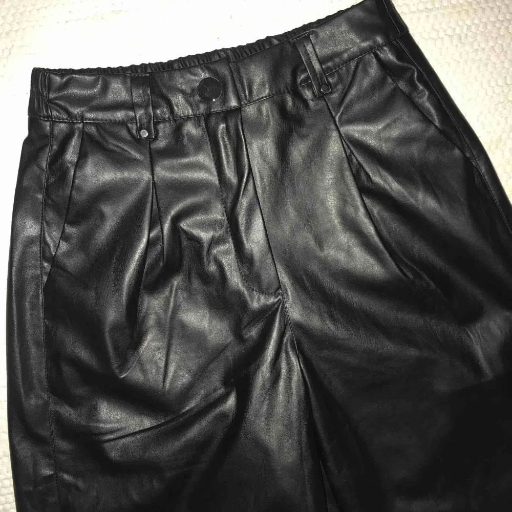 Ett par svincoola vida skinnbyxor (fake) från bershka som inte kommer till användning. Passar XS/S Köparen står för frakten🌸. Jeans & Byxor.