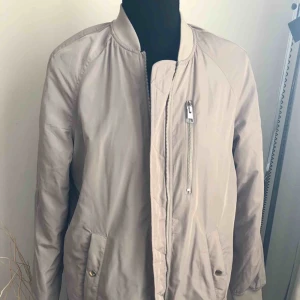  - Superfräsch ny lång bomberjacka