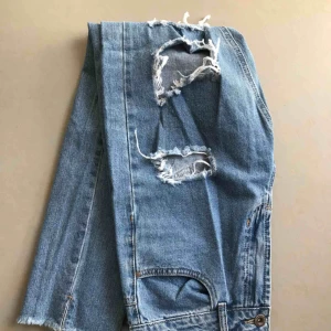  - Slitna jeans, strl 38   En hylsa är trasig, ingen på påverkan på passform  Kan mötas upp i Stockholm 
