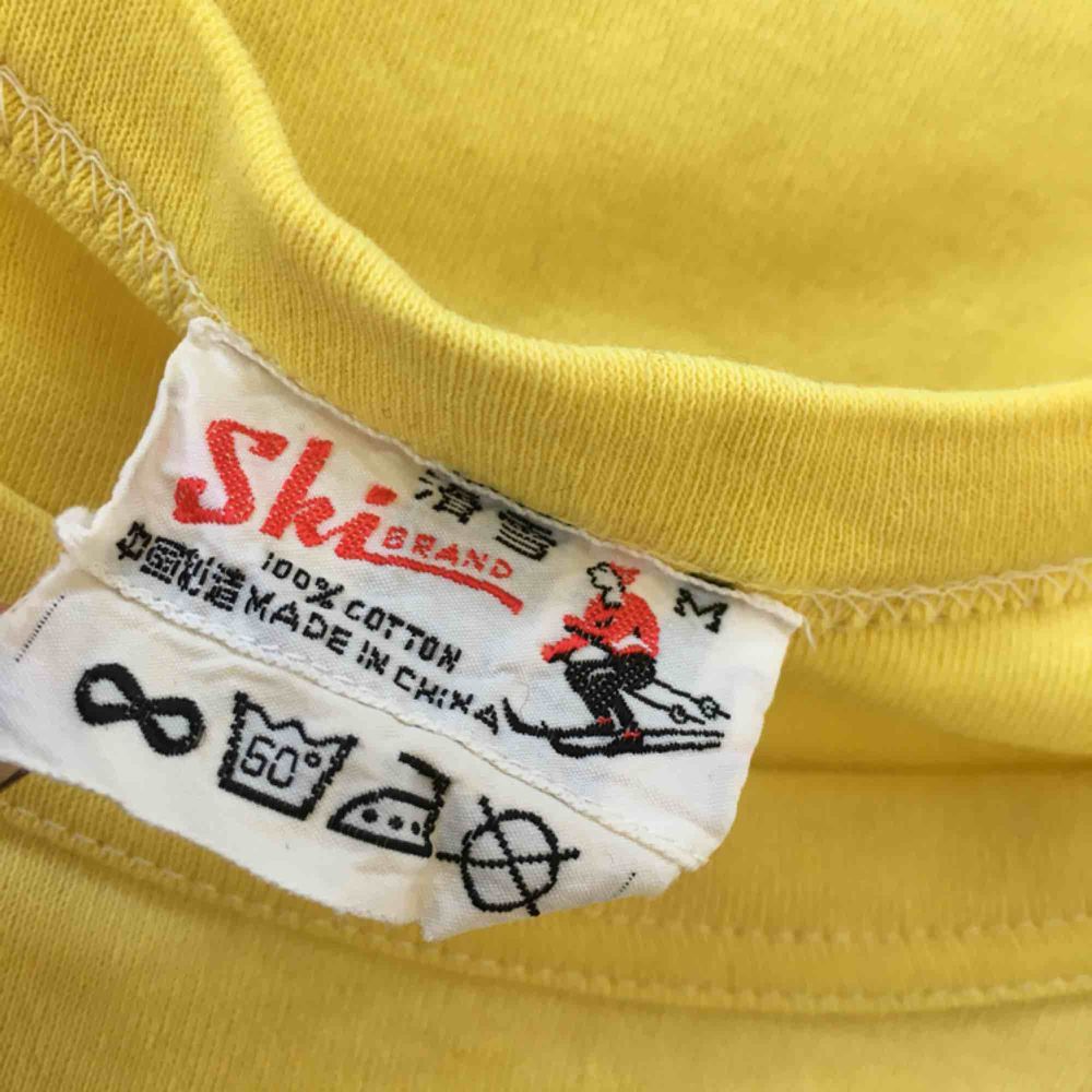 Vintage t-shirt.  Märke: Ski-brand (vintage). Storlek: M Skick: Gott. Aldrig använd. Pris: 50 kronor eller bud. Frakt: Betalas av köparen.. T-shirts.
