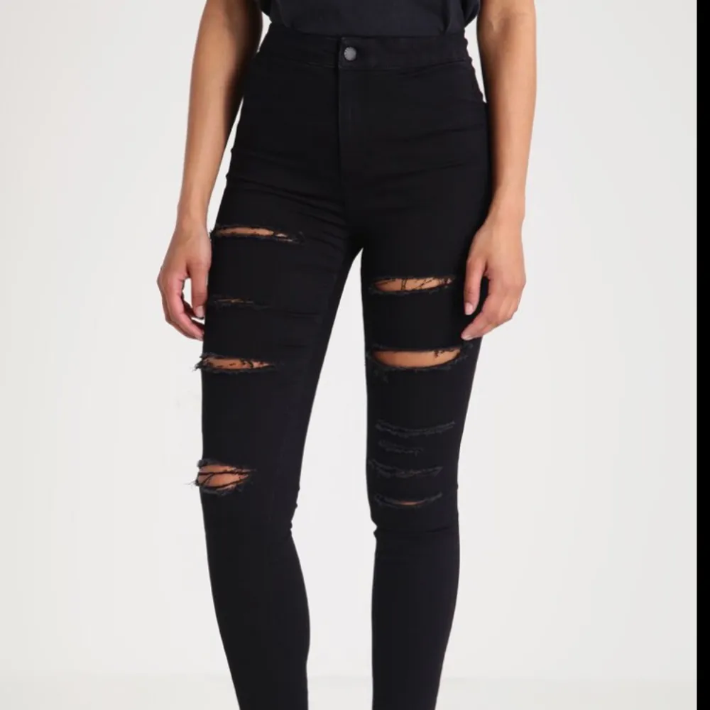 Svarta jeans från Topshop. Använda ca 2-3 ggr så dom är som nya. Hög midja och perfekt passform. . Jeans & Byxor.