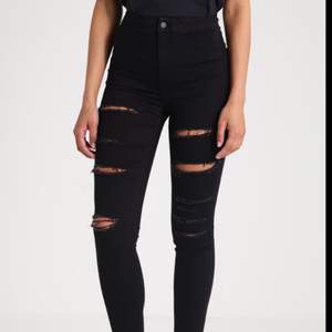 Svarta jeans från Topshop. Använda ca 2-3 ggr så dom är som nya. Hög midja och perfekt passform. 