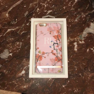  - Världens sötaste skal för richmond & finch!🌸🌸 helt oanvänt, fick i present men funkar inte till min mobil eftersom jag har en annan iphonemodel tyvärr... 400kr i nypris men mitt pris är 20kr!