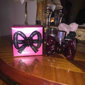 - Parfym. Viktor&Rolf, Bonbon. Min mamma köpte denna parfymen och har bara använt den 3-4 då hon inte riktigt tycker att doften passar på henne. Nypris 635kr.  Säljer för 570kr inkl frakt! Pris kan diskuteras vid snabb affär! ✨
