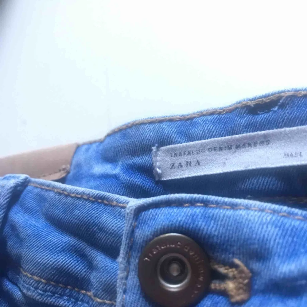 Fina oanvända blåa jeans från Zara med fabriksgjorda slitningar, EUR storlek 35  Pris: 150 kr (Frakten ingår i priset) . Jeans & Byxor.