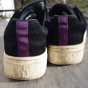  - Eytys svart mocka, storlek 39. De är stora i storleken.