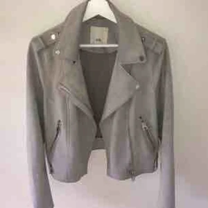  - Grå mockajacka från River Island i bra skick! Passar för dig med M eller S, och är lite oversize om du brukar ha XS. Säljer pga att den inte kommer till användning. Nypris 800kr