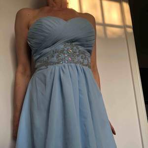 Ljusblå balklänning med fina detaljer i bra skick! Använd en gång och jag står för frakt 