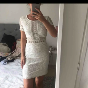  - En superfin studentklänning men som tyvärr aldrig kom till användning då jag valde en annan. Det står att det är storlek L i klänningen, men den passar mig som är XS/S, men den är väldigt stretchig så passar säkert upp till L. Dyr vid inköp.