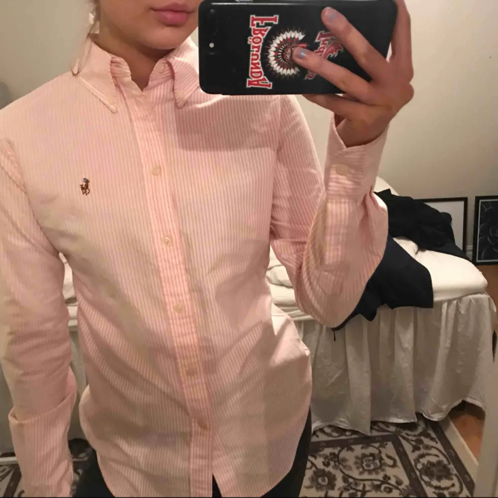 Snygg rosa/vit randig skjorta från Ralph Lauren, mycket snygg passform!! . Skjortor.