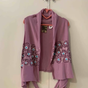 Topp - Tops i storlek m,  fin skick, Finns i Odenplan Stockholm,