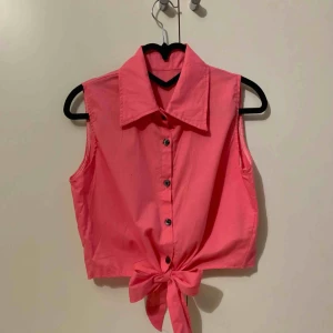 Topp - Tops i storlek s, fin skick, Finns i Odenplan Stockholm, 