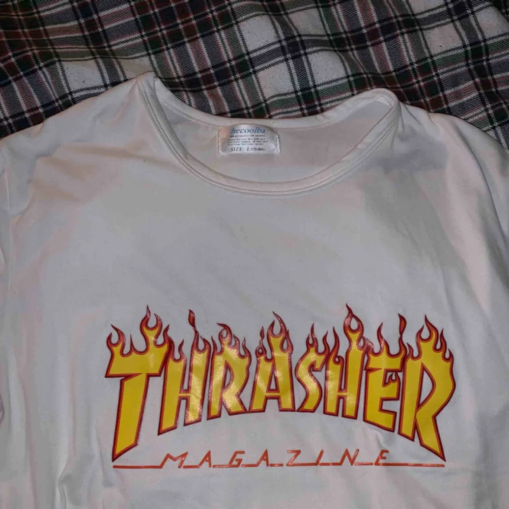 !FAKE! Thrasher kopia i asbra kvalite. Aldrig använd. Ser äkta ut förutom lappen. Beroende på hur man vill att den ska sitta passar den det flesta.Köpare står för frakt 💛. T-shirts.