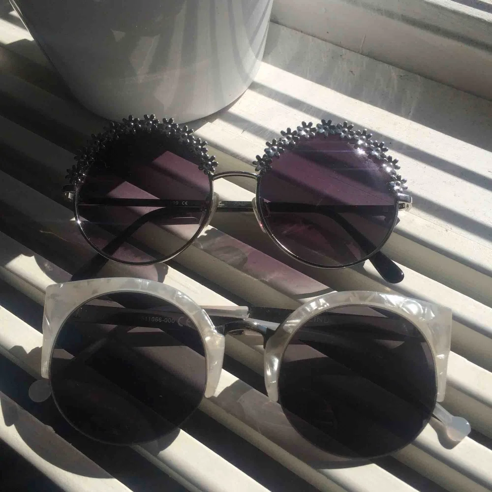 Oanvända solglasögon från Lindex.💕 FRI FRAKT!!!  20kr/st eller 35kr för båda!  Säljer för att de aldrig kommer till användning ☹️ Org pris 199kr.. Accessoarer.