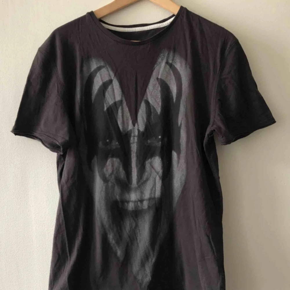 Gene Simons från Kiss. Kan hämtas i Uppsals eller skickas för 39. T-shirts.